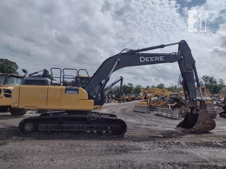 2021-deere-250g-lc-image-3