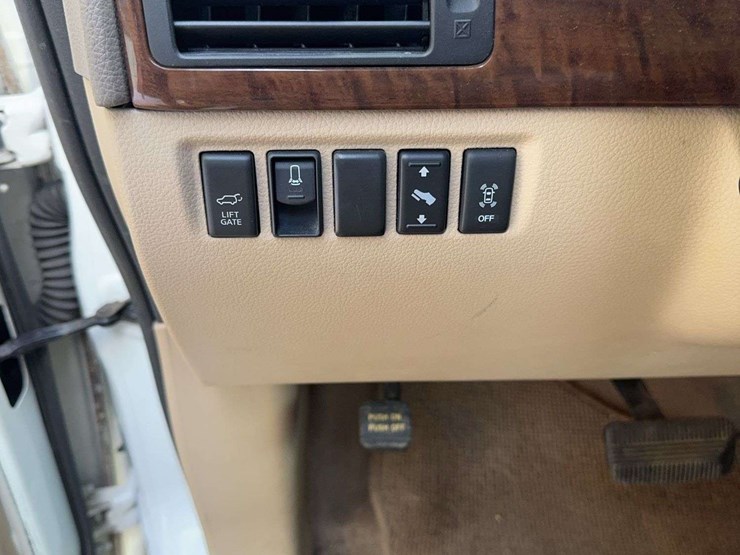 2013-nissan-armada-image-17