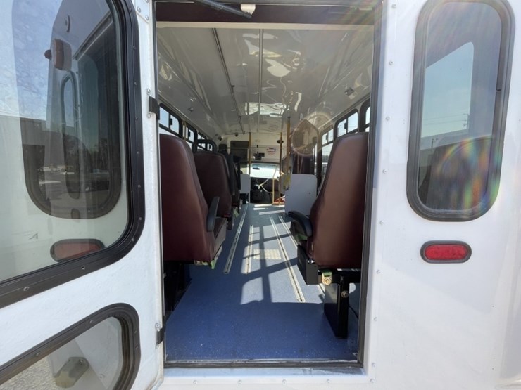 2015-chevrolet-express-paratransit-bus-image-18