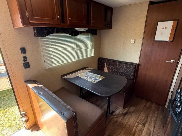 2015-lynx-by-heartland-prowler-camper-(20',-model-image-14