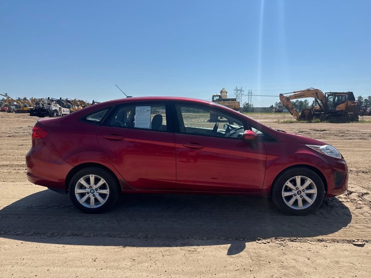 2011-ford-fiesta-se-car-image-5