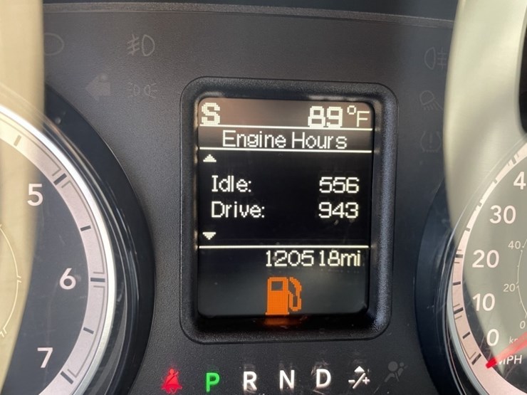 2017-dodge-ram-1500-crew-cab-4x4-pickup-image-27