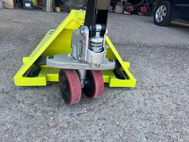 #42-•-mjp-5500-pallet-jack-image-4