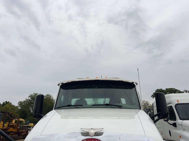 2018-peterbilt-t/a-daycab-semi-truck-image-8
