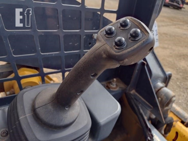 2022-deere-317g-image-10