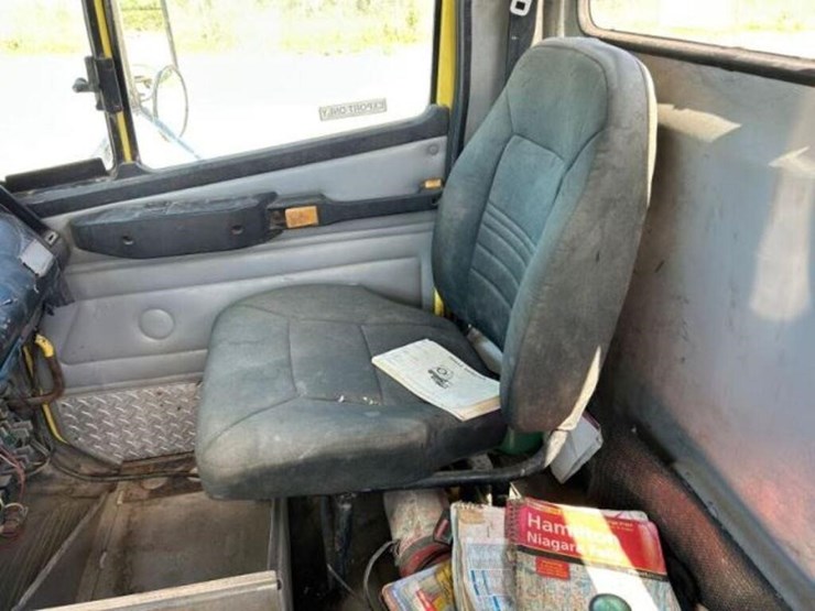 2002-freightliner-fl112-image-19