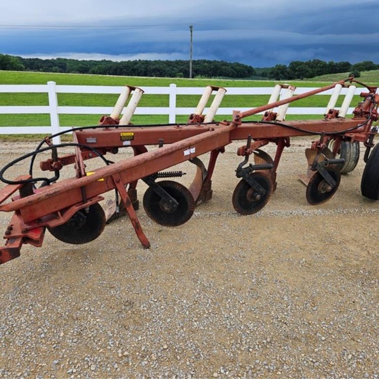 #265 • IH 720 4 Bottom 20" Semi Mount Plow
