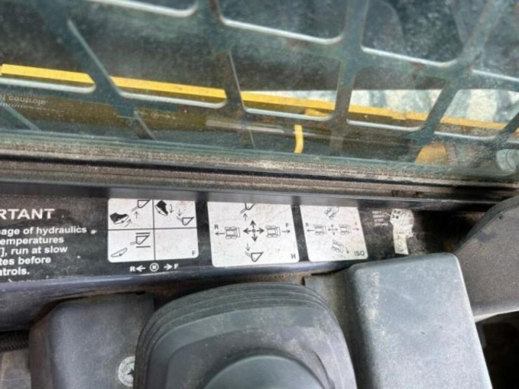 2017-deere-320e-image-18