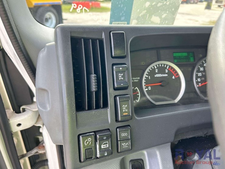 2017-isuzu-nrr-image-19