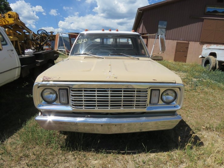 1972-dodge-d300-1-ton-pickup-with-stock-bed-image-14