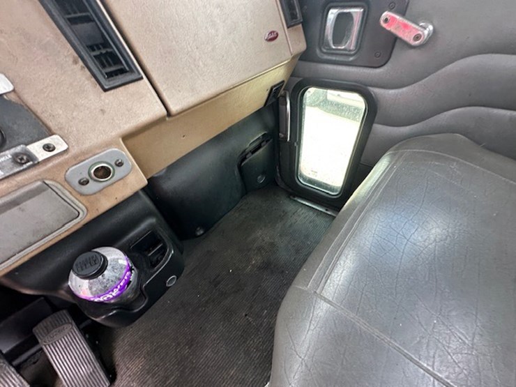 2008-peterbilt-335-image-43