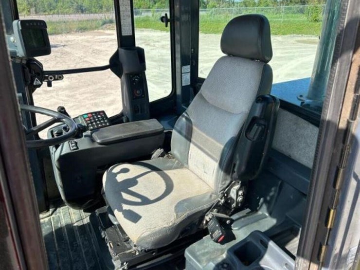 2012-deere-624k-image-13