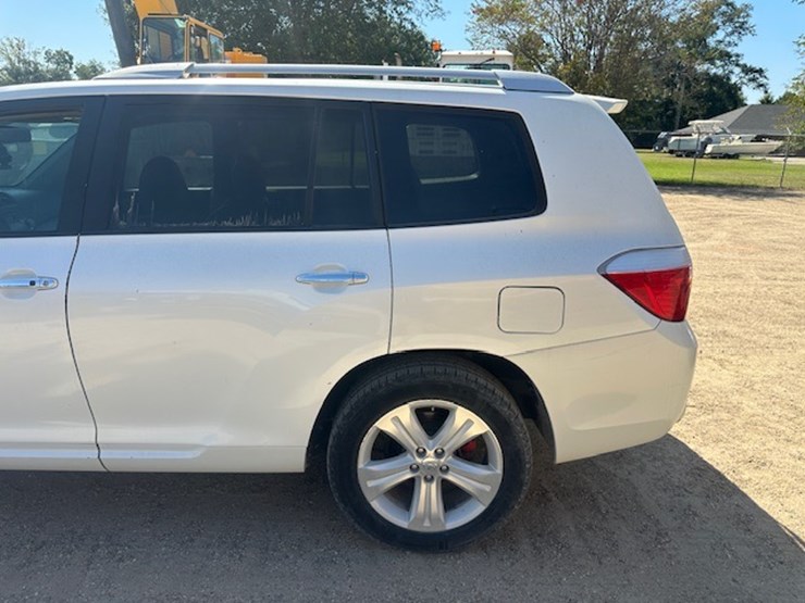 2010-toyota-highlander-image-13