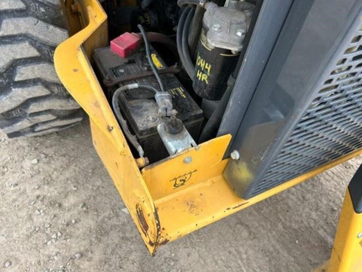 2017-deere-320e-image-30