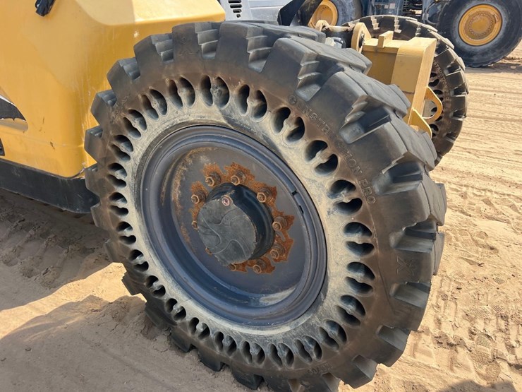 2014-caterpillar-tl642c-image-17