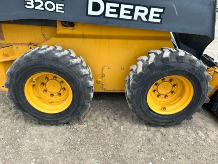 2017-deere-320e-image-52
