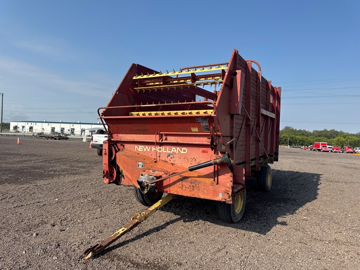 #49-•-new-holland-silage-wagon-image-1