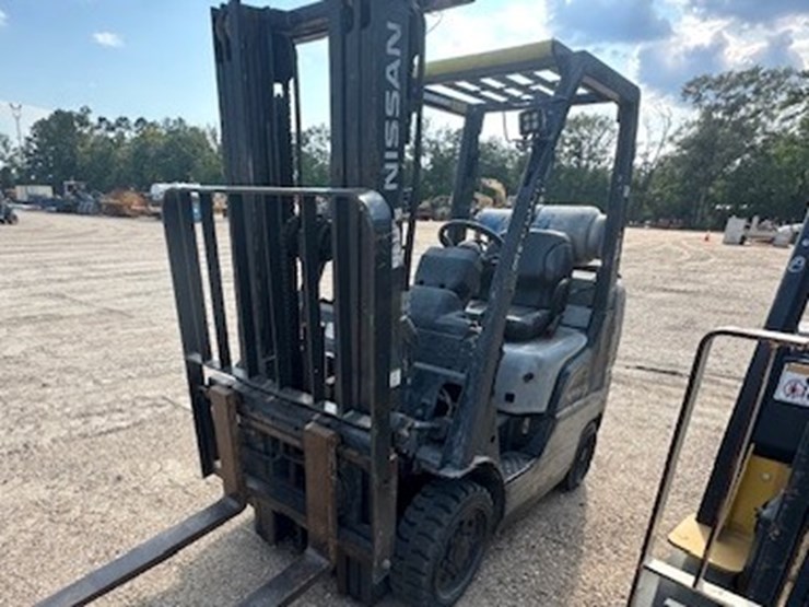 #2074-•-nissan-forklift-image-4