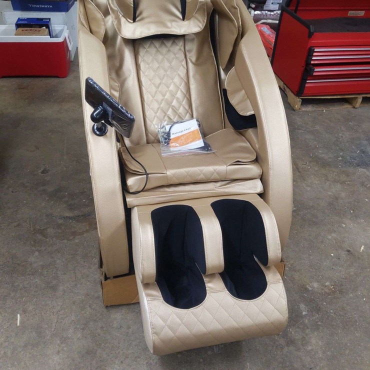 UNUSED MASSAGE CHAIR