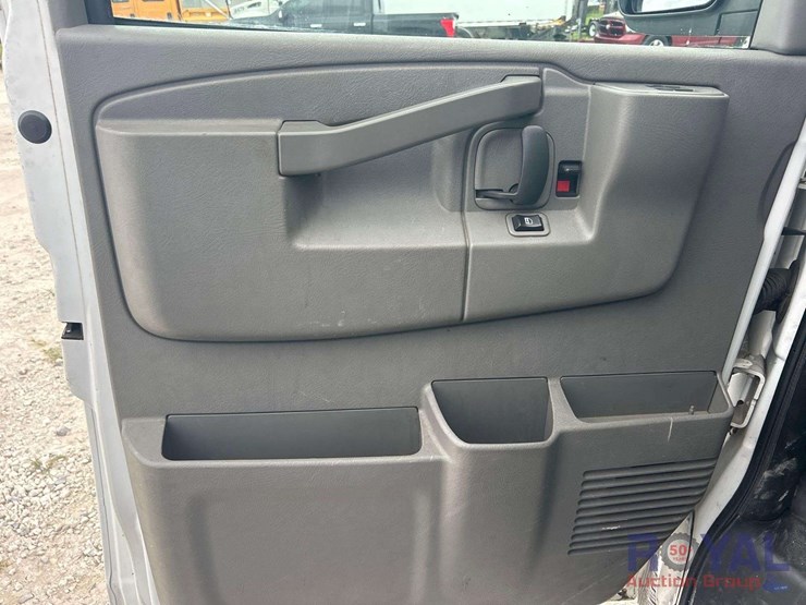 2019-chevrolet-express-2500-image-10