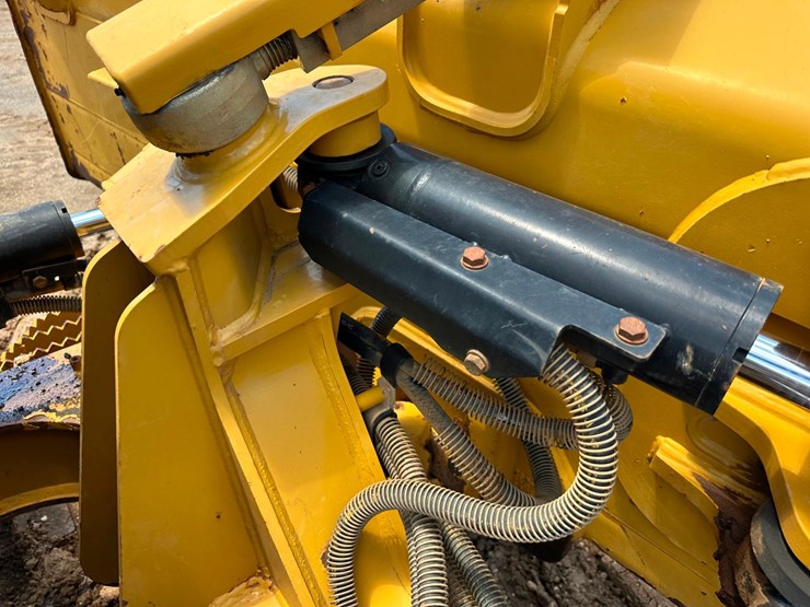 2017-caterpillar-d5-image-10