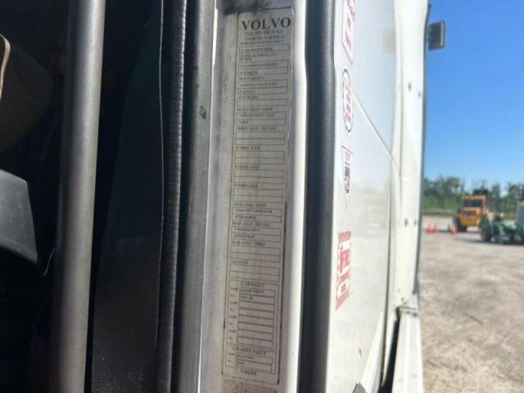 2015-volvo-t/a-hiway-tractor---sleeper-4v4nc9eh3fn-image-10