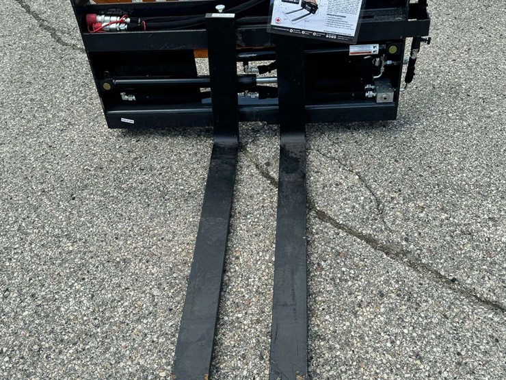 wolverine-skid-steer-pallet-forks-pfa-11-3300g,-48in,-4000lbs-image-1
