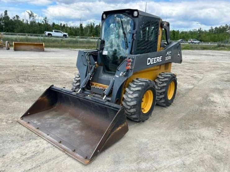 2017-deere-320e-image-1