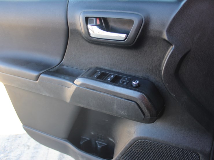 2017-toyota-tacoma-image-11