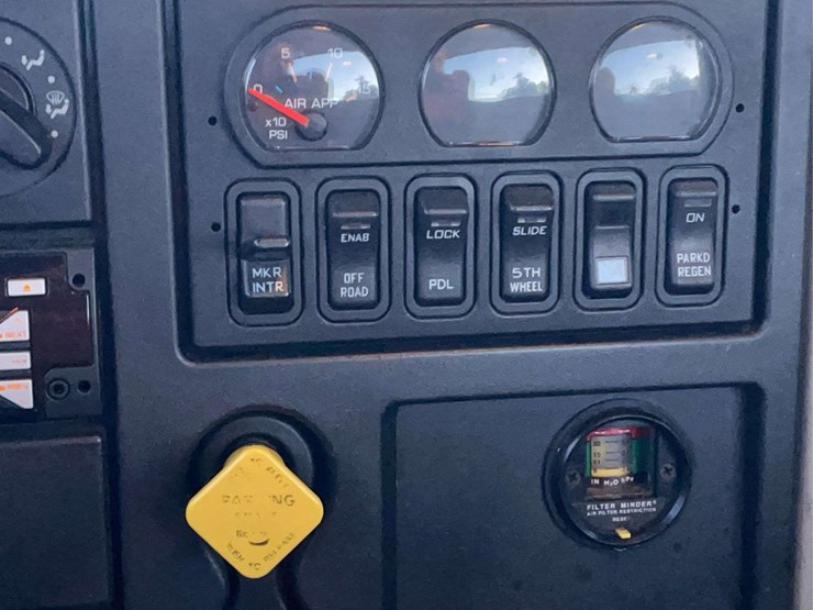 2015-navistar-8600-day-cab-semi-image-6