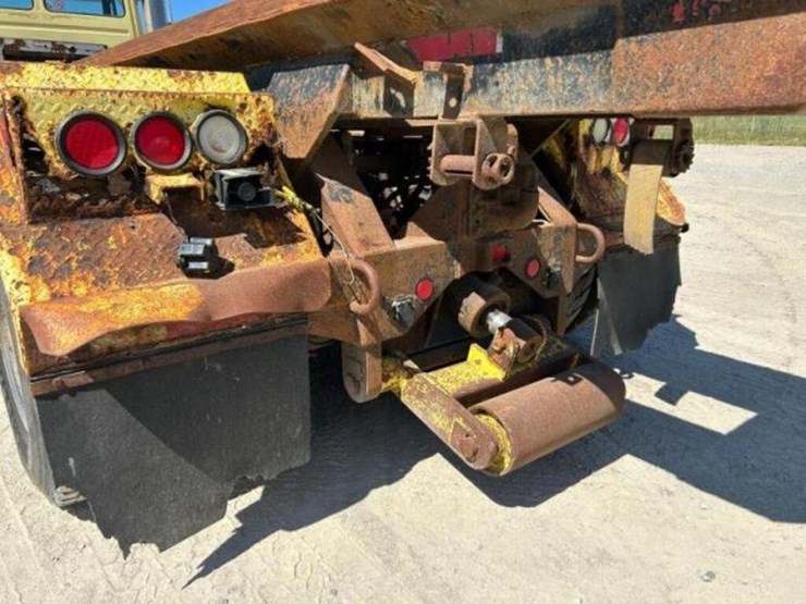 2002-freightliner-fl112-image-51