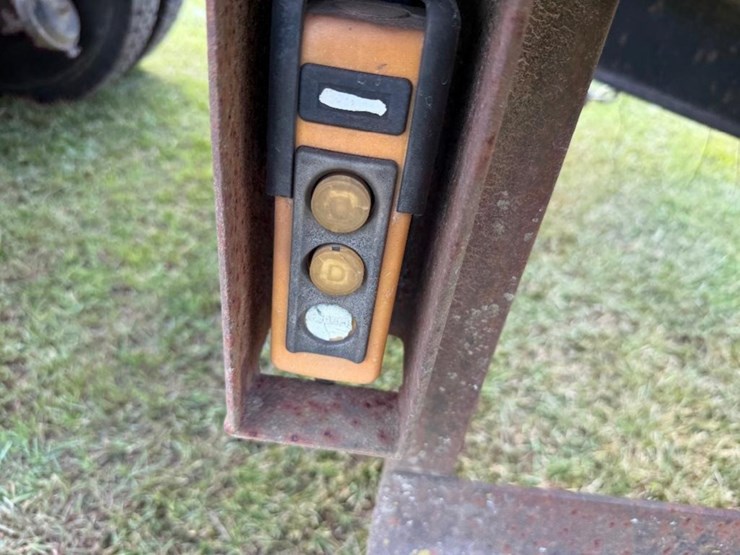 1996-international-4900-flatbed-truck-image-9
