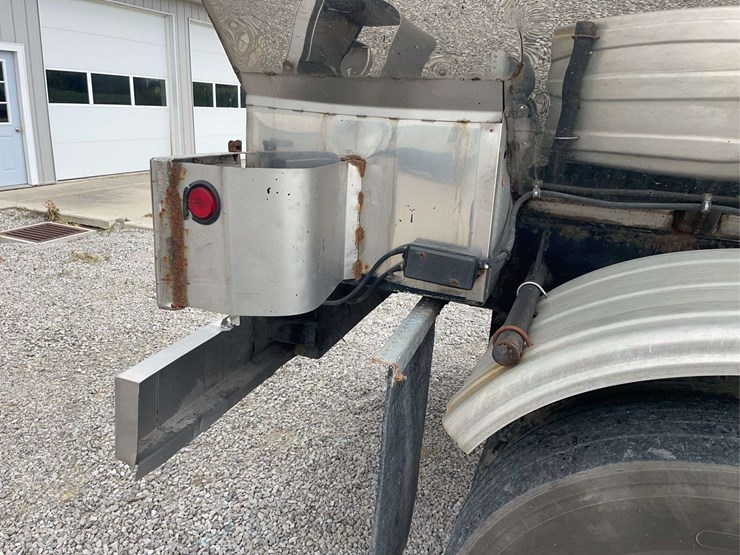 stainless-steel-7000-gallon-tanker-image-40