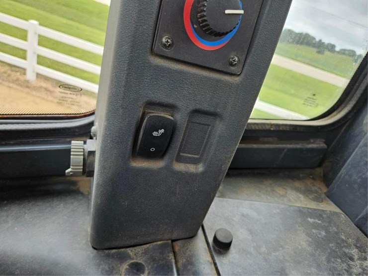 2012-deere-624k-image-58