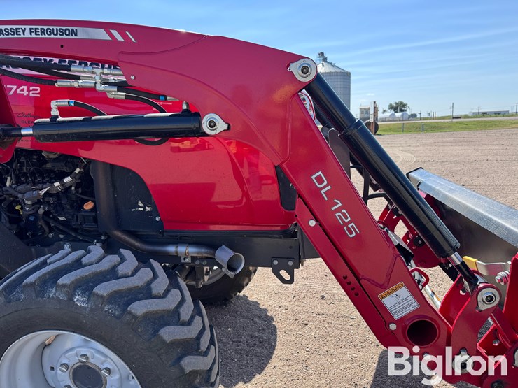 2016-massey-ferguson-1742-image-16