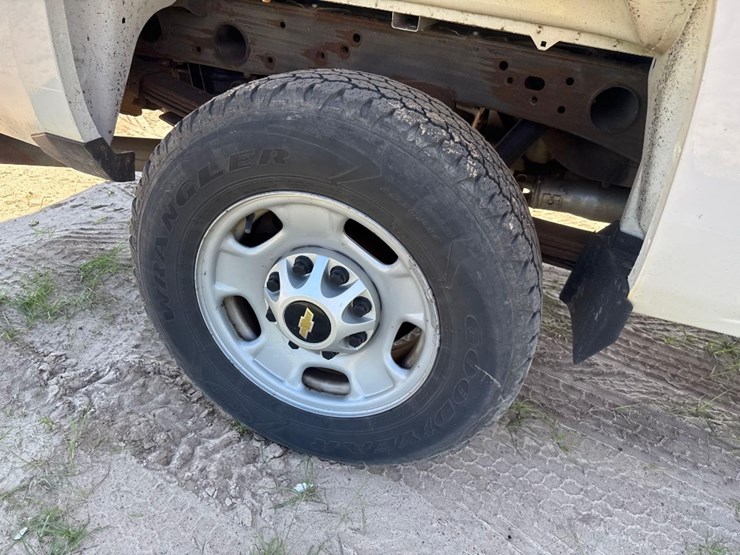 2016-chevrolet-2500-truck-image-12