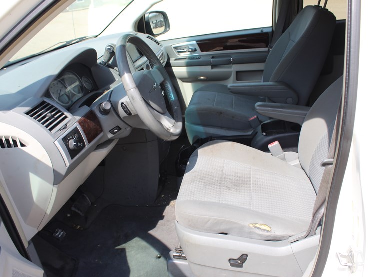 2010-chrysler-town-&-country-image-7