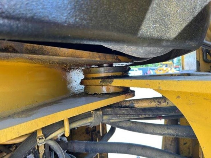 2012-deere-624k-image-32