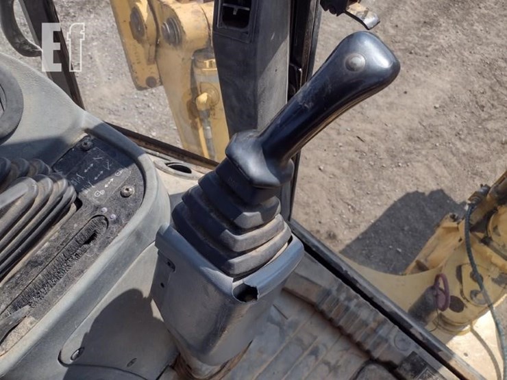 2004-caterpillar-420d-image-12