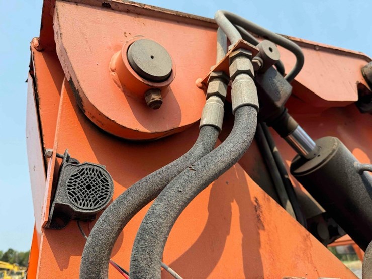 2013-jlg-8042-image-39