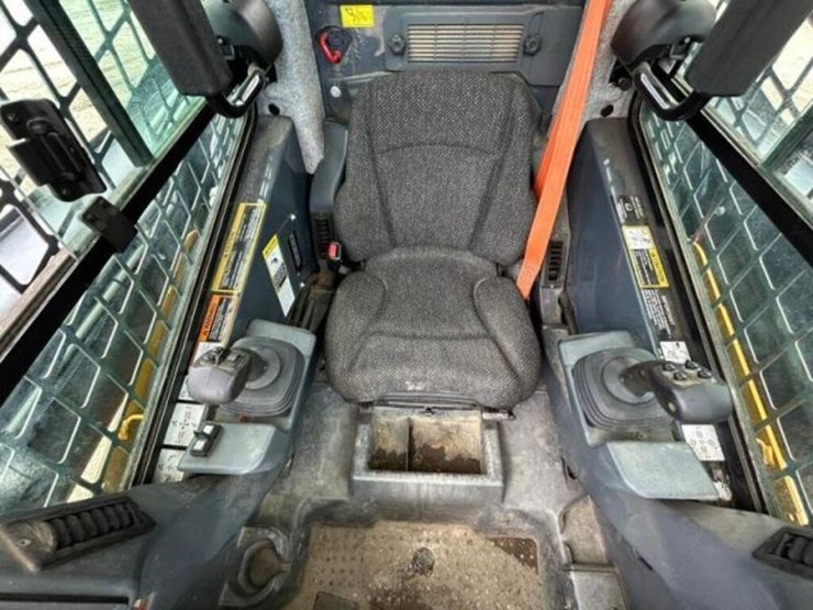 2017-deere-320e-image-19