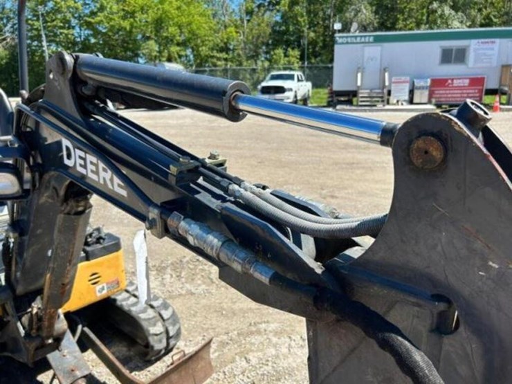2015-deere-17g-image-47
