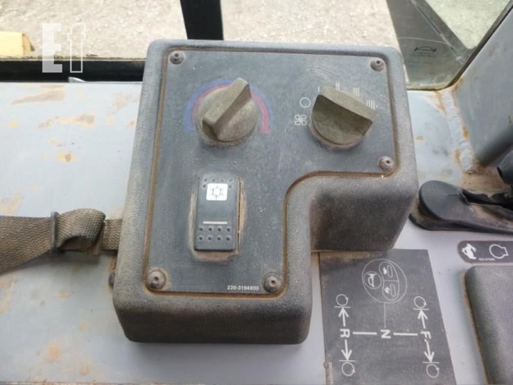 2005-caterpillar-d4g-xl-image-13