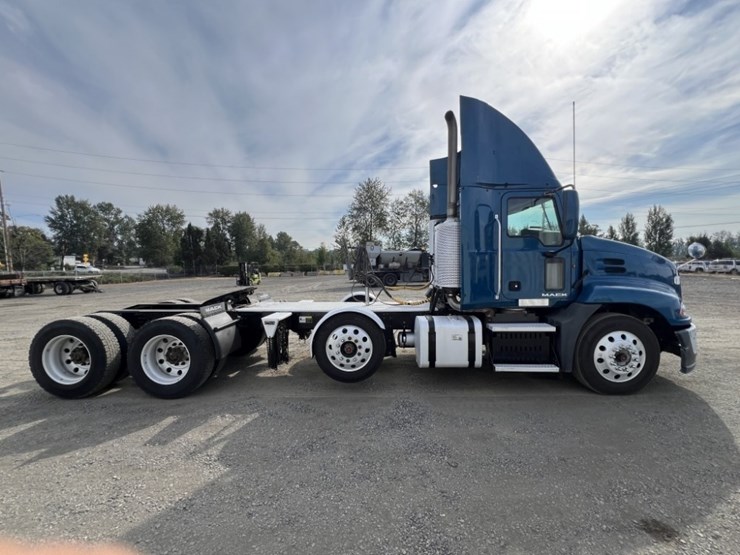 2013-mack-cxu613-tri-axle-truck-tractor-image-3