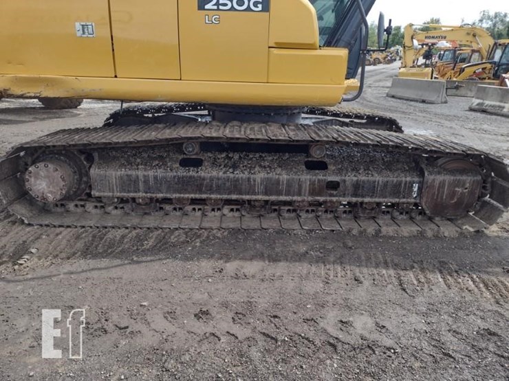 2021-deere-250g-lc-image-21