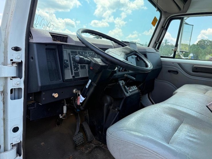 1996-international-4900-flatbed-truck-image-22