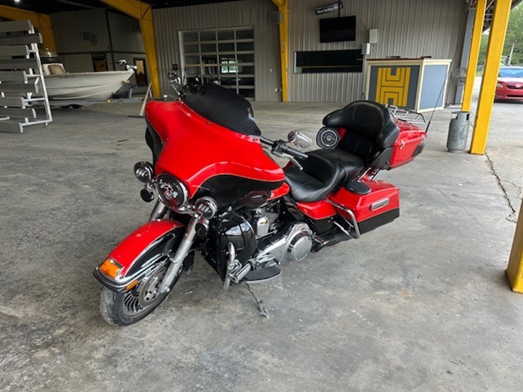 #111-•-2010-harley-ultra-limited-image-2