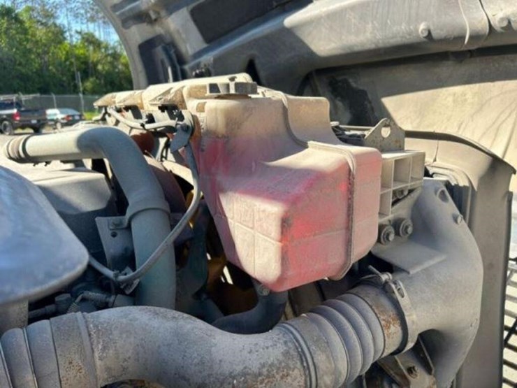 2013-volvo-t/a-hiway-tractor---day-cab-4v4nc9egxdn-image-33