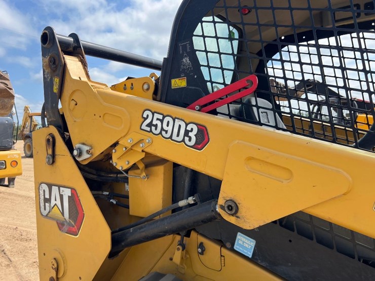 2020-caterpillar-259d3-image-24