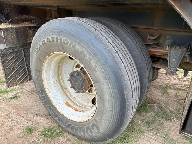 2001-freightliner-fl70-image-12